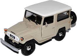 Auto Toyota FJ 40  ( Hard Top )  Beige / White Top 1:24 Motormax
