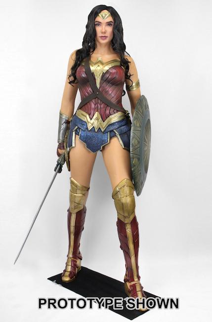 ADORNO FIGURA WONDER WOMAN FOAM TAMAÑO REAL NECA NC-61752